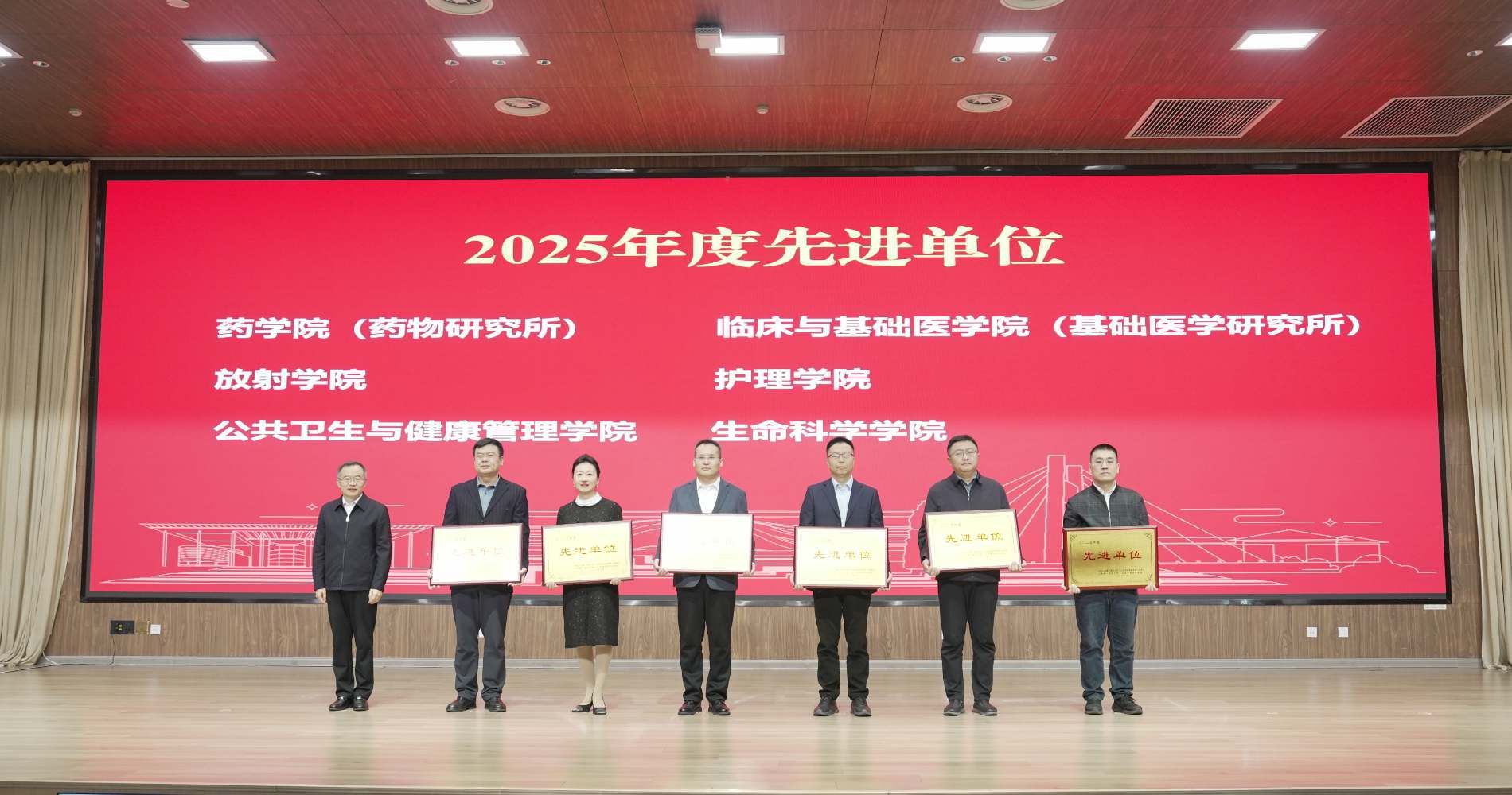 会议坚持以习近平新时代中国特色社会主