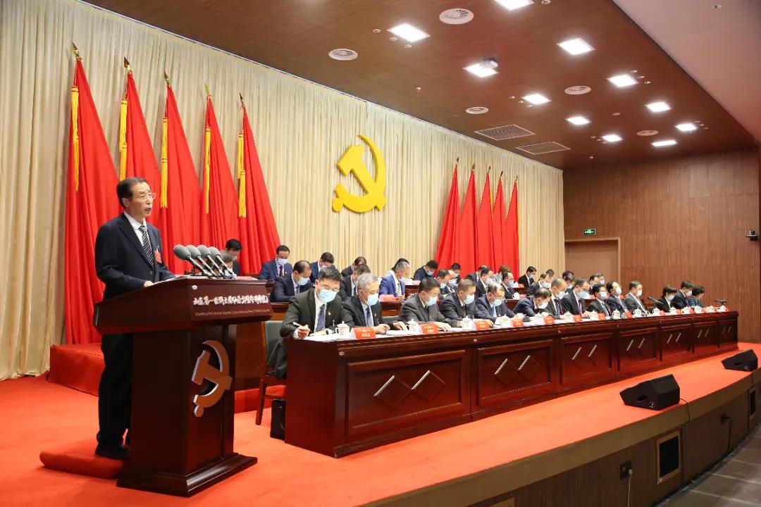 在庄严的国歌声中
